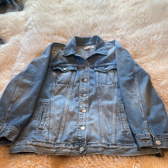 Like New! Madewell The Oversized Trucker Jean Jacket in Kelson Wash - Picture 2 of 9
